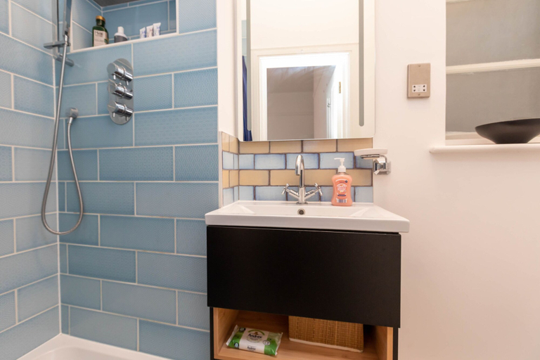 Bathroom 2, Central 2 Bedroom Apartment Near Old Street, London
