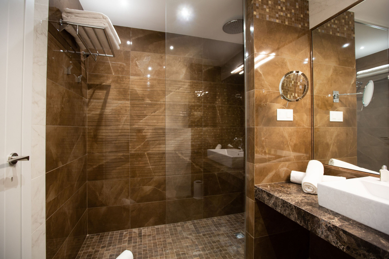 Bathroom 5, Elke Spa Hotel, Girona