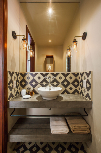 Bathroom 5, Malibu Popoyo, Tola