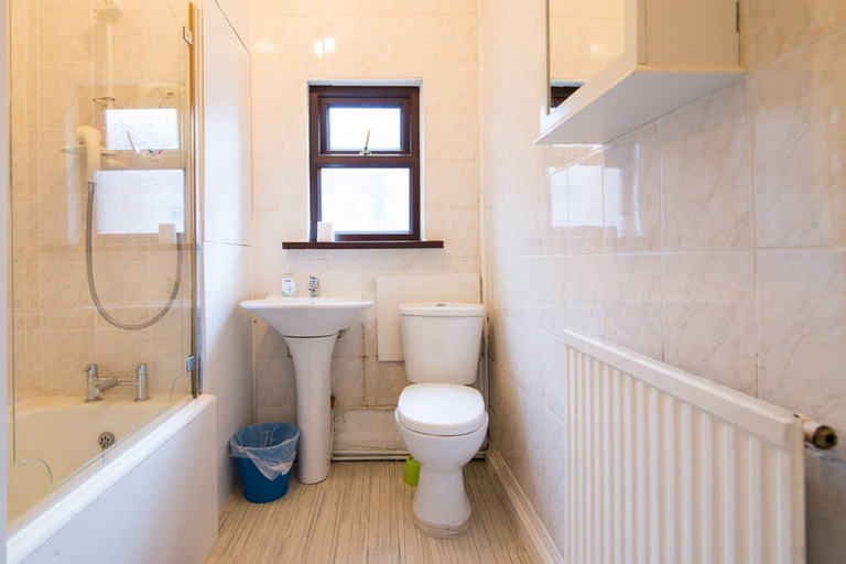 Bathroom 3, Birchfields Guest House, Manchester