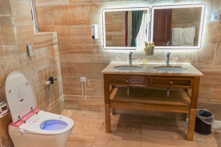 Bathroom 4, Hotel Royal Palace, Wouri