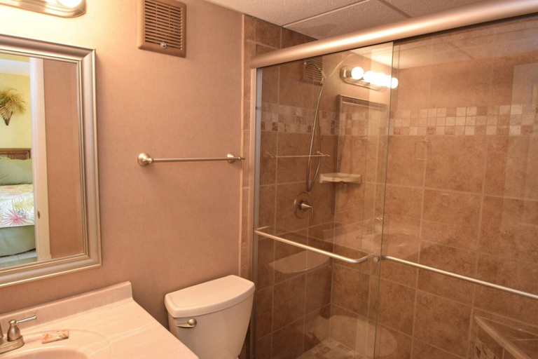 Bathroom 3, Sugar Beach C-17, Bay