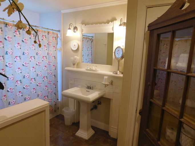 Bathroom 4, Rainbow Courts Motel, Milam