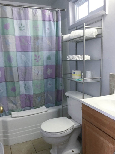 Bathroom 3, Swiss Cottage Inn, Niagara