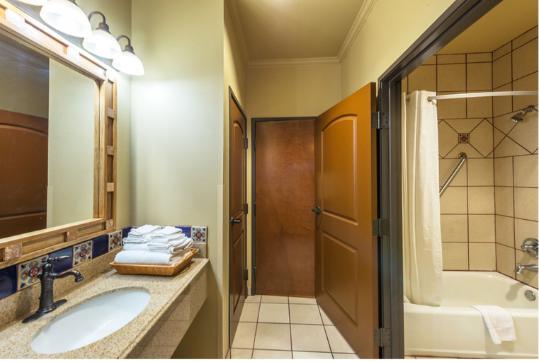 Bathroom 4, La Hacienda near Alamodome & Riverwalk, Bexar