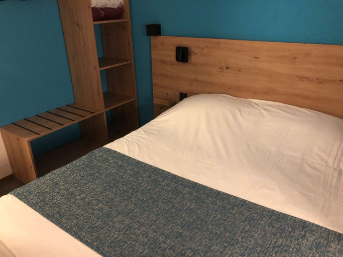 Bedroom 2, Kyriad Toulon - Hyeres - La Garde, Var