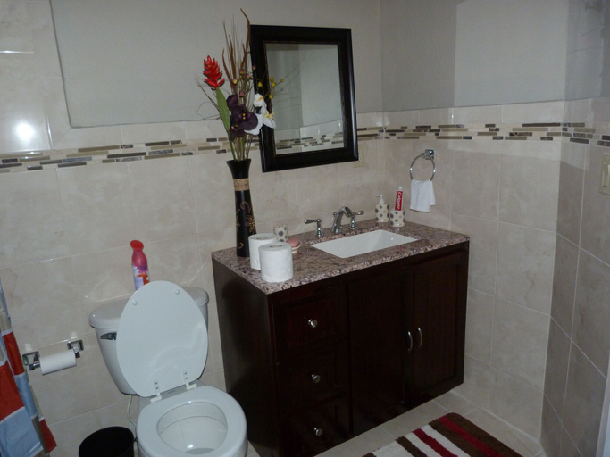 Bathroom 3, Taste of Paradise