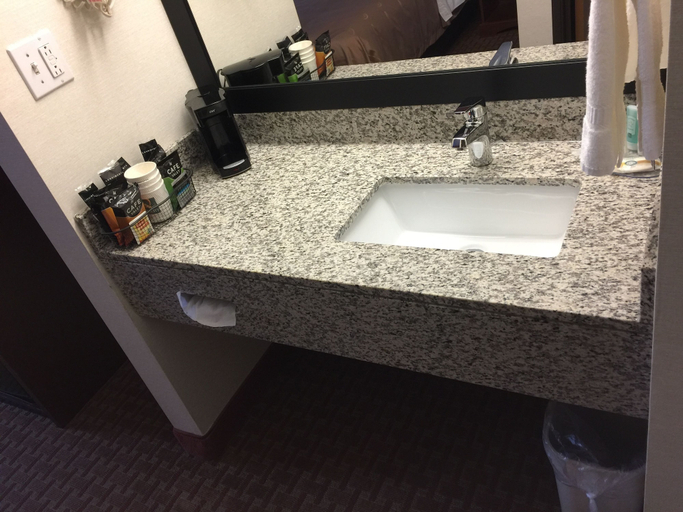 Bathroom 5, Quality Inn East Liverpool, Columbiana