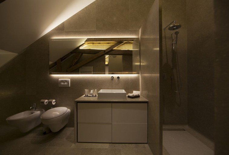 Bathroom 4, Etoile de Pompadour, Corrèze
