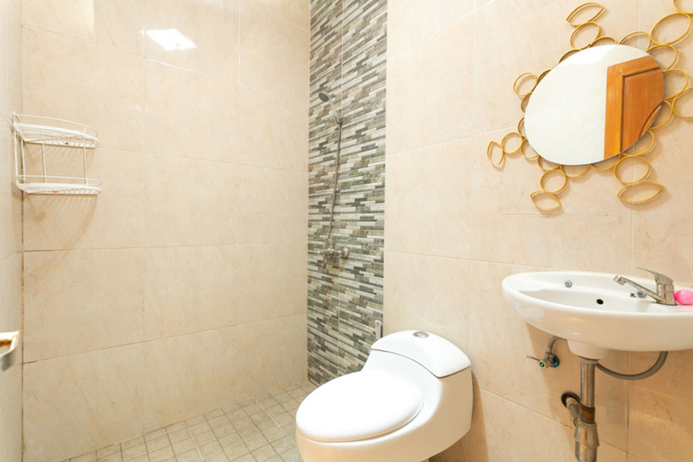 Bathroom 5, RedDoorz Syariah @ Sakinah Guesthouse, Sragen