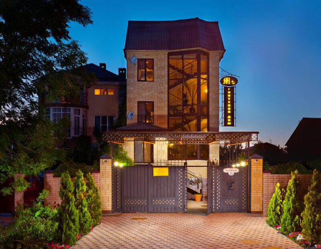 Exterior & Views