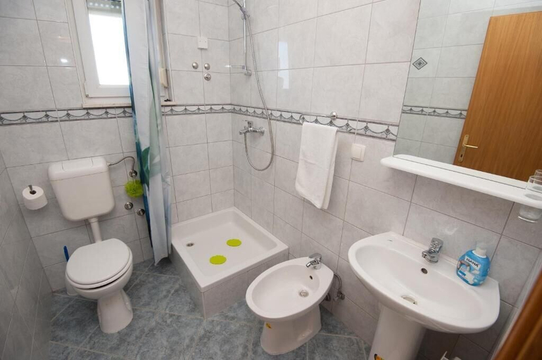 Bathroom 3, Apartments Lucia, Podstrana