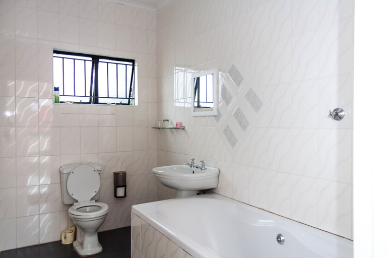 Bathroom 4, Glen Lodge & Tours, Matobo
