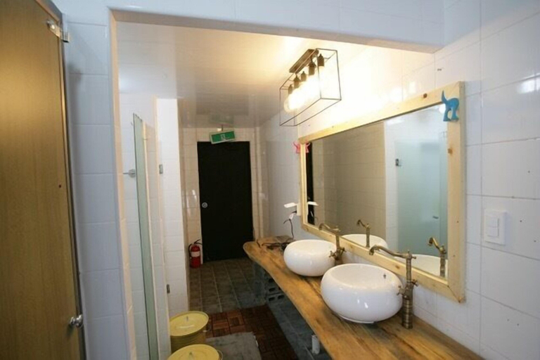 Bathroom, Moncher Guesthouse - Hostel, Jeju