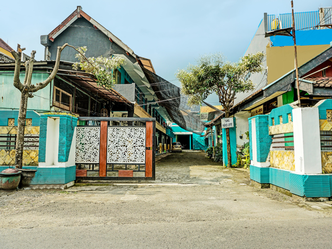 Exterior & Views 2, SPOT ON 92400 Dhaha Kost Syariah, Kediri