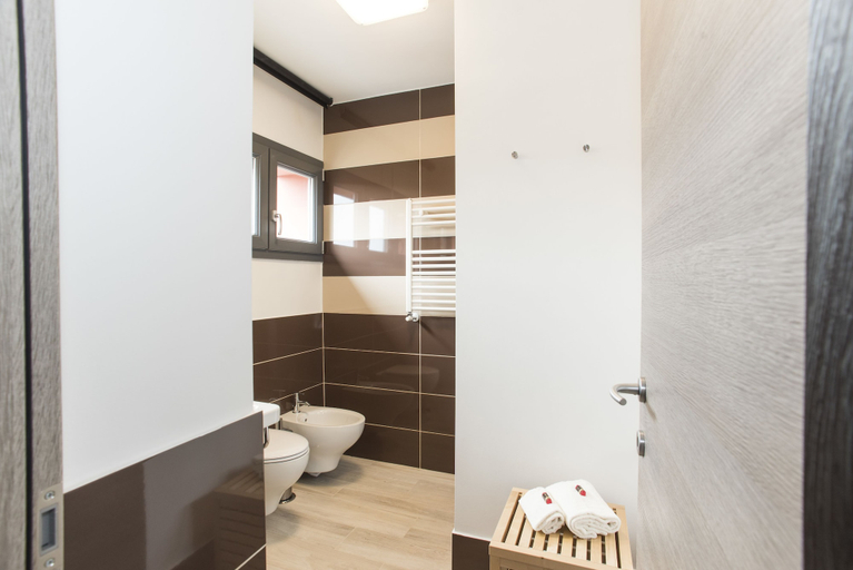Bathroom 4, SkyTower - The Right Space, Rome