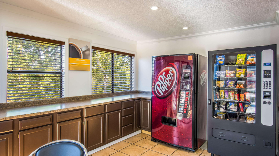 Food & Drinks, Econo Lodge Inn & Suites, Garland