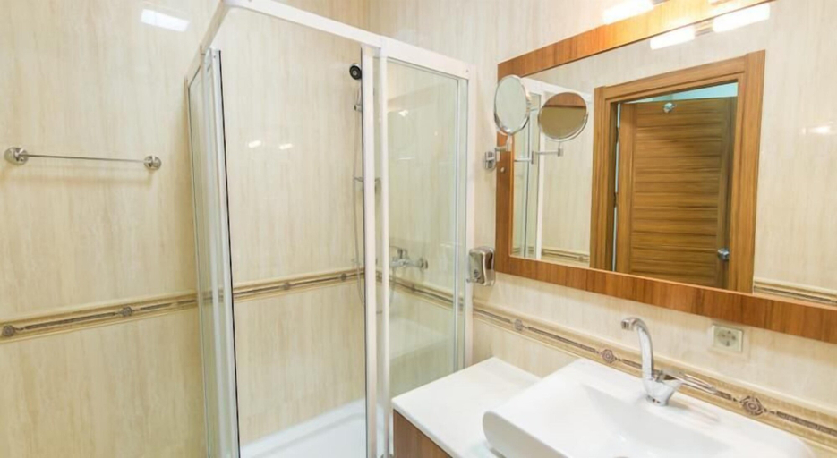 Bathroom 3, Alva Donna, South-Eastern