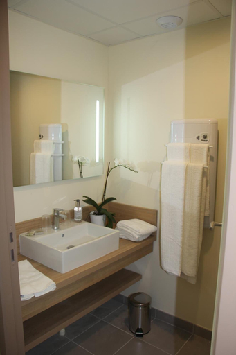 Bedroom 3, Brit Hotel Montargis, Loiret