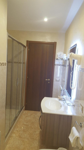 Bathroom 5, Hotel President, Siena