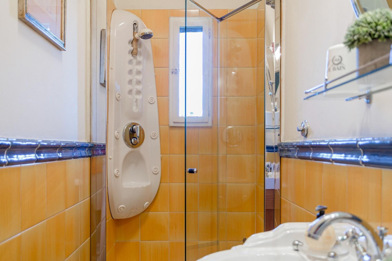 Bathroom 4, Casa Emy in Lucca With 3 Bedrooms and 2 Bathrooms, Lucca