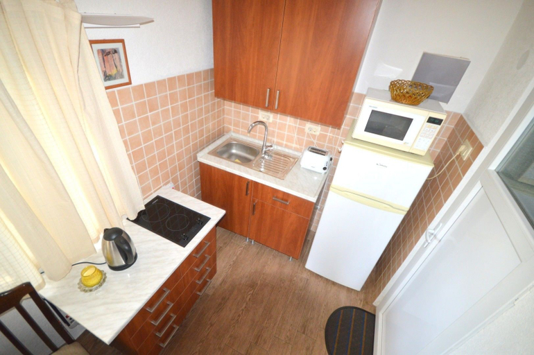 Others 5, Lazzaro Apartments