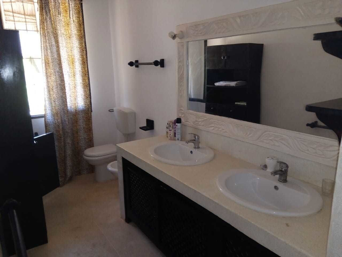 Bathroom, Olson Villa, Magarini