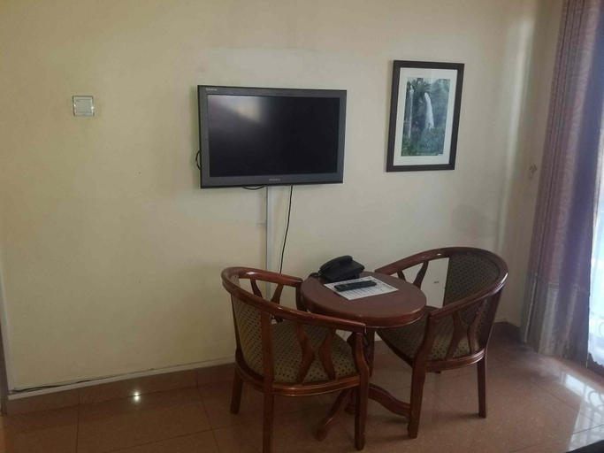Others 5, Hotel Hensek, Kampala