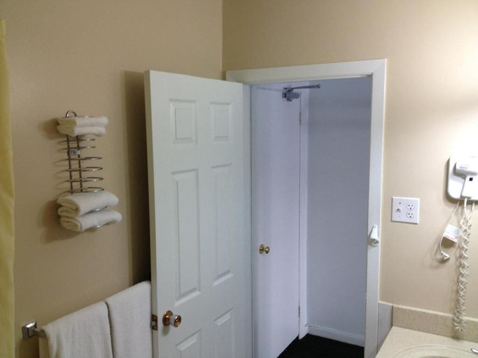 Bathroom 5, Milestone Motel, Simcoe