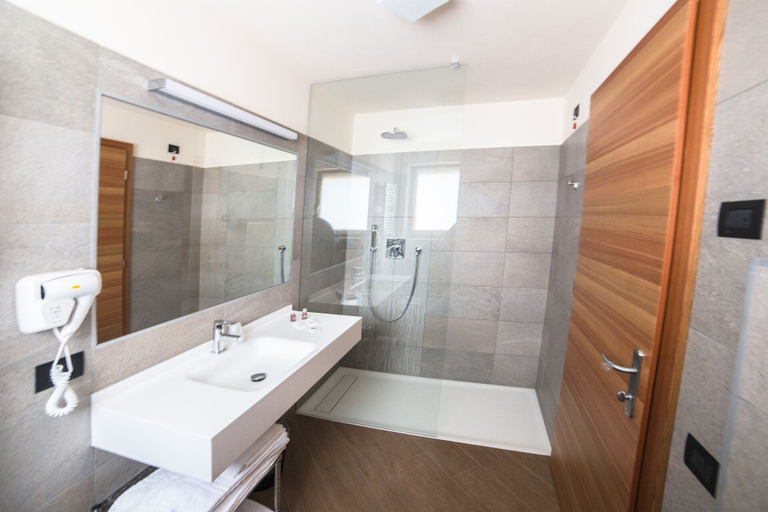 Bathroom 5, Hotel Garnì Paradisi, Trento