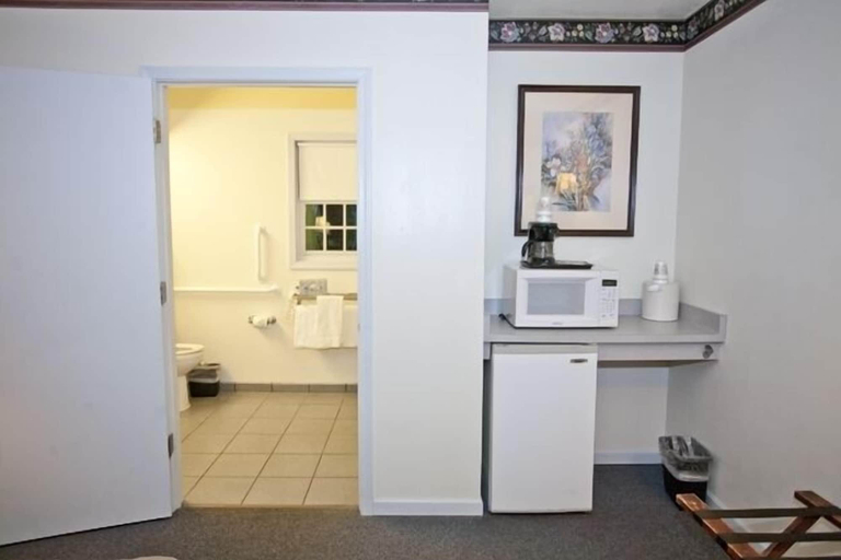 Bathroom 3, Chalet Motel Mequon, Ozaukee