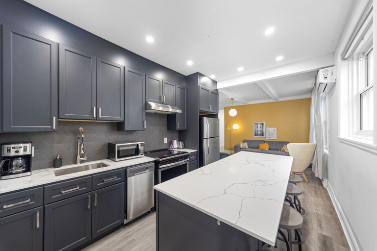 Others 4, SPACIOUS RENOVATED APARTMENT SLEEPS 12, Montréal