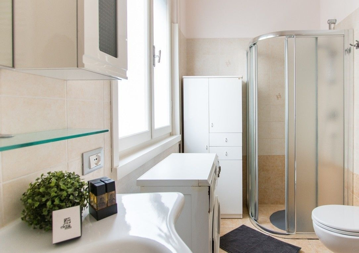 Bathroom 4, Acquadimare, Lucca