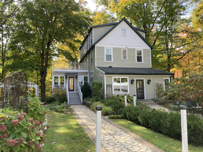 Vintage Inn at Veritas Estate, Allegan