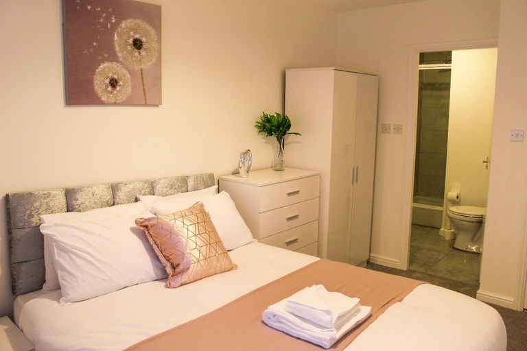 Bedroom 2, Dockside Liverpool Luxury Apartment, Sefton