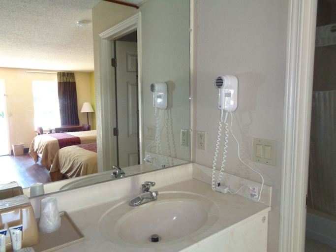 Bathroom 4, Rodeway Inn Bolivar, Hardeman