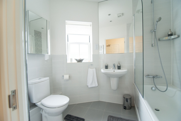 Bathroom, Station Suites, Hertfordshire