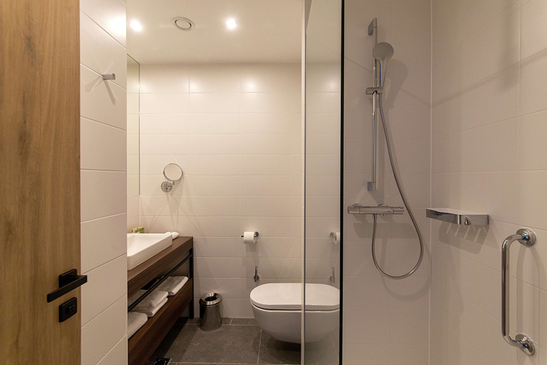 Bathroom 4, Hilton Garden Inn Zagreb - Radnicka, Zagreb
