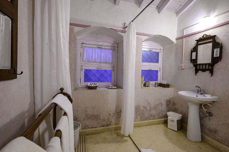 Bathroom 4, Neemrana's - Ramgarh Bungalows, Nainital