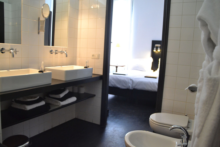 Bathroom 5, Chateau Les Merles, Dordogne