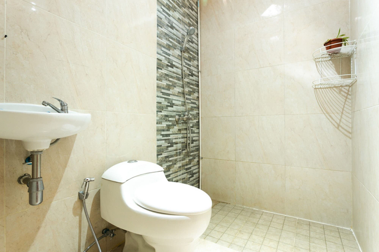 Bathroom 4, RedDoorz Syariah @ Sakinah Guesthouse, Sragen