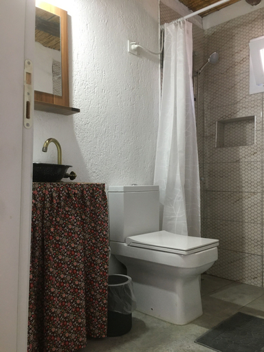 Bathroom 2, Kapı46 Hostel Pub&Kitchen, Bodrum