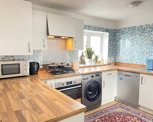 Others 4, Impeccable 2 Bedroom House in Bicester, Oxfordshire