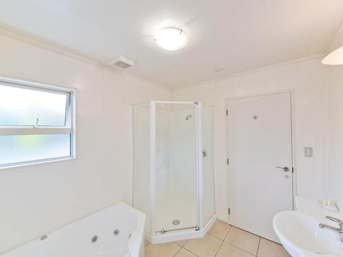 Bathroom 3, ASURE Avenue Motor Lodge, Timaru