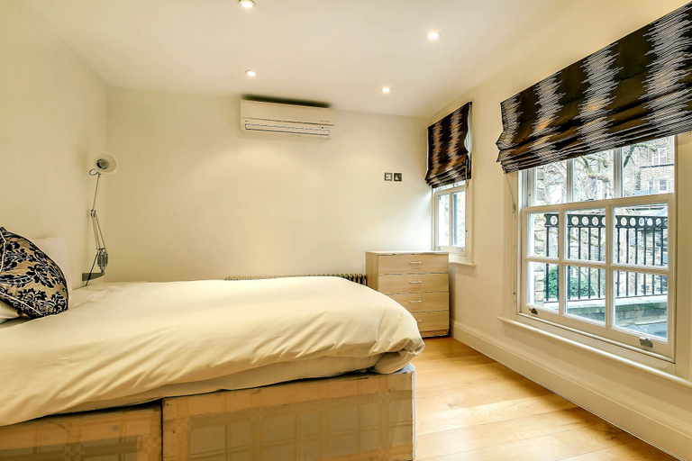 Bedroom 3, Pont Street Mews Townhouse, London