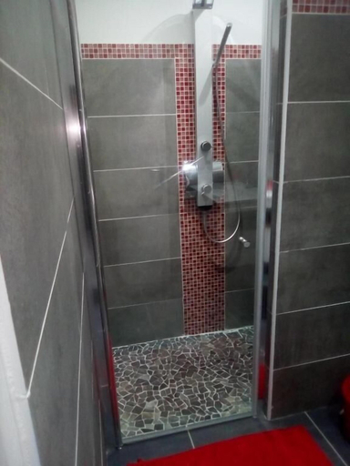 Bathroom 3, KAZ A BIBI, Sainte-Rose