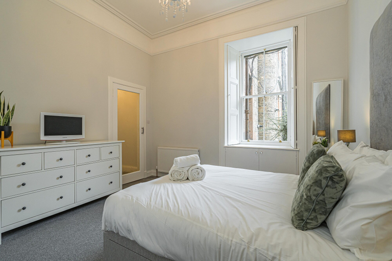 Bedroom 3, Chic 2 Bedroom Apartment near Old Town, Edinburgh