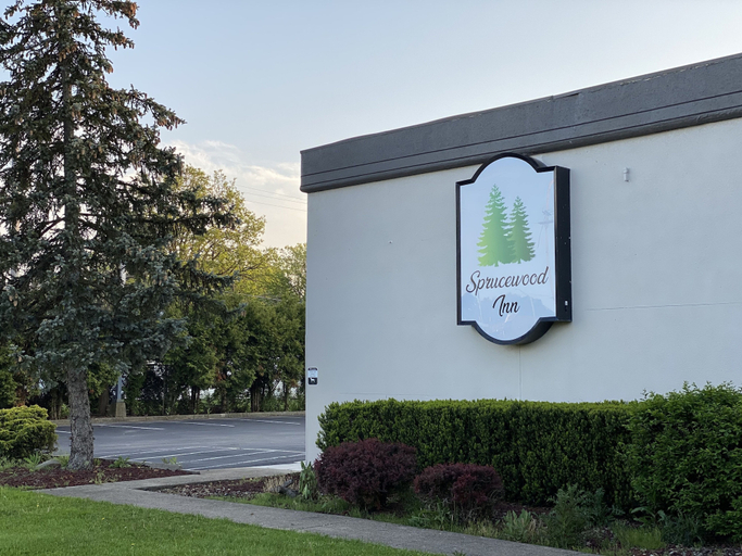 Exterior & Views 5, Sprucewood Inn, Lorain