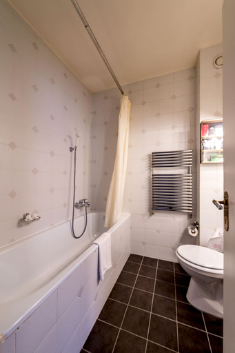 Bathroom 4, Hotel Churchill, Genève