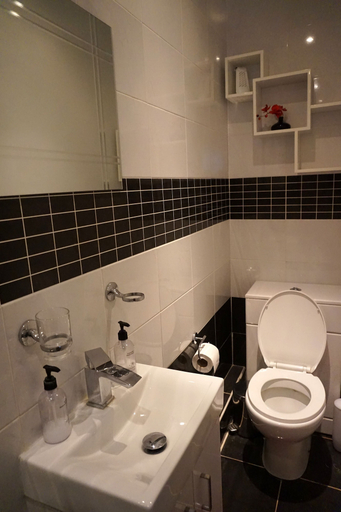 Bathroom 3, The Ridings Guest House, Oxfordshire